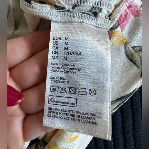 H&M Divided Multicolor Floral V-Neck Crop Top with Back Key Hole - Picture 7 of 7